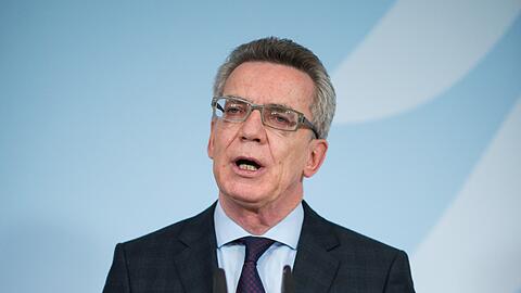 Innenminister Thomas de Maiziere musste vor dem EM-Spiel Deutschland gegen Italien am Boden bleiben.