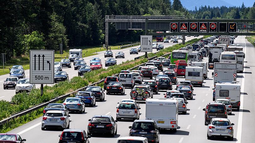 Noch sind die meisten Autos Verbrenner. Das soll sich ändern: Im Jahr 2030 soll mindestens jeder dritte Neuwagen einen Elektro- oder anderen alternativen Antrieb haben.