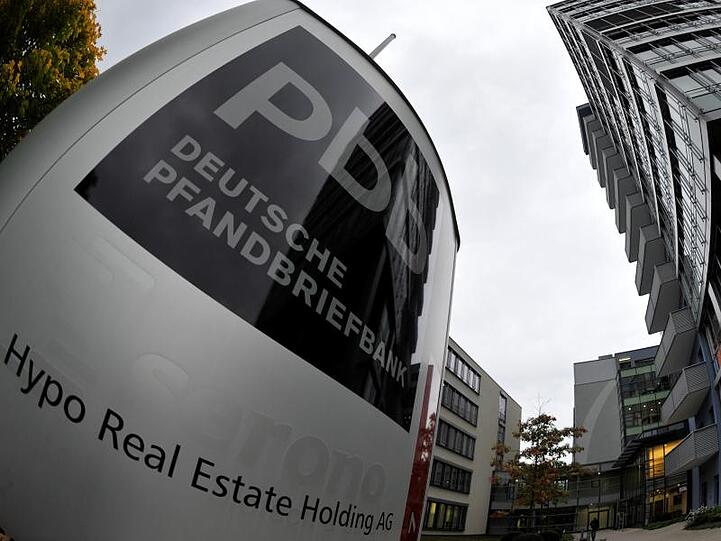 Schild vor der Deutschen Pfandbriefbank. Foto: Frank Leonhardt/dpa/Archivbild