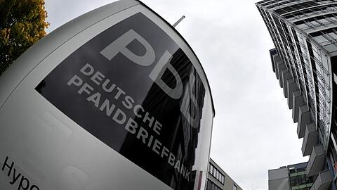 Schild vor der Deutschen Pfandbriefbank. Foto: Frank Leonhardt/dpa/Archivbild