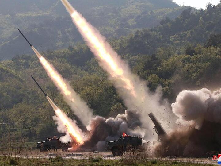 Raketenabschuss an einem unbekannten Ort in Nordkorea. Die selbst erklärte Atommacht hat ihre Waffentests fortgesetzt - und die internationale Gemeinschaft damit erneut gereizt.