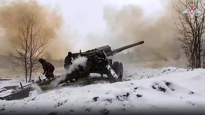 Russische Soldaten feuern mit einem 152-mm-Feldgeschütz vom Typ Giatsint-B bei einem Einsatz an einem ungenannten Ort in der Ukraine. (Archivbild)