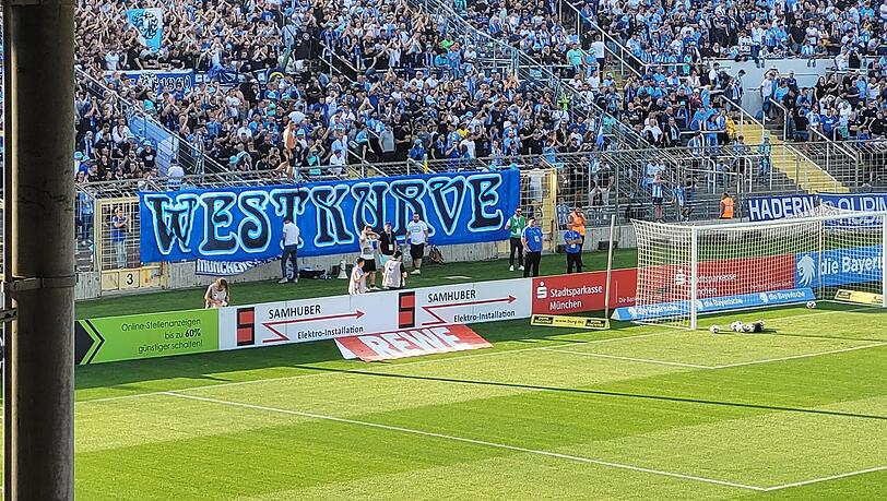 In der Kurve des TSV 1860 strahlt ein neues Banner.
