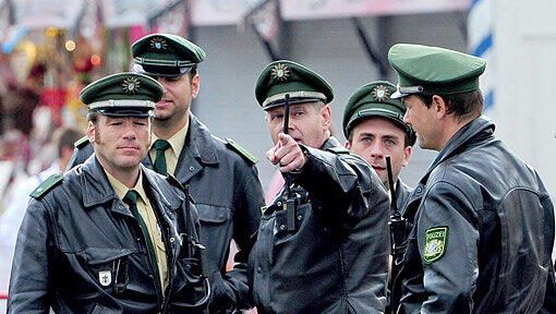 Polizeibeamte auf dem Oktoberfest (Symbolbild) Polizeibeamte auf dem Oktoberfest (Symbolbild)