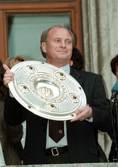 Meisterfeier am 22.05.99: Uli Hoeneß mit der "Schale".