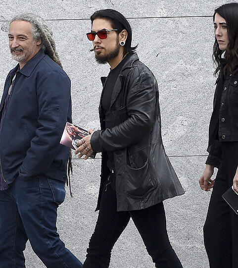 Der Musiker Dave Navarro (Mitte).