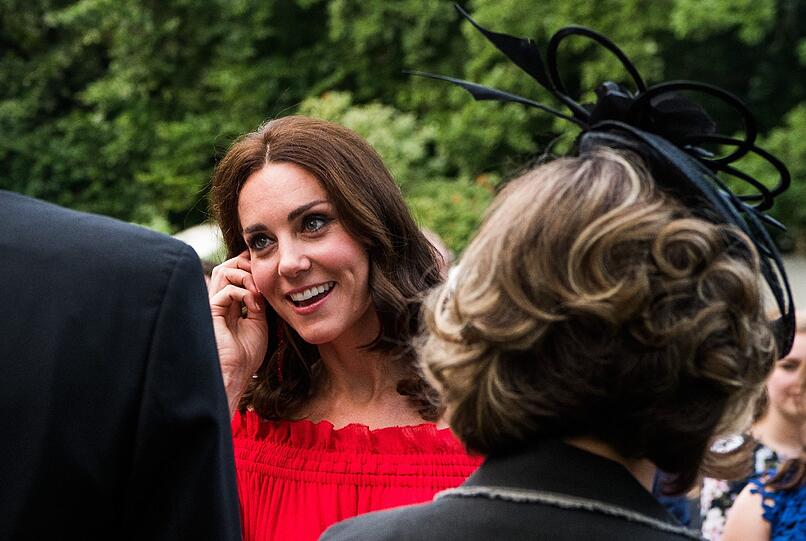 Herzogin Kate kommt in Berlin in den Garten der Residenz des britischen Botschafters bei der "Queen's Birthday Garten Party".