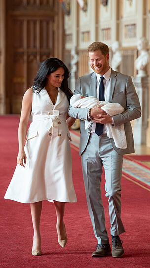 Herzogin Meghan und Prinz Harry haben sich am Mittwoch erstmals mit ihrem Baby gezeigt. Es heißt Archie.