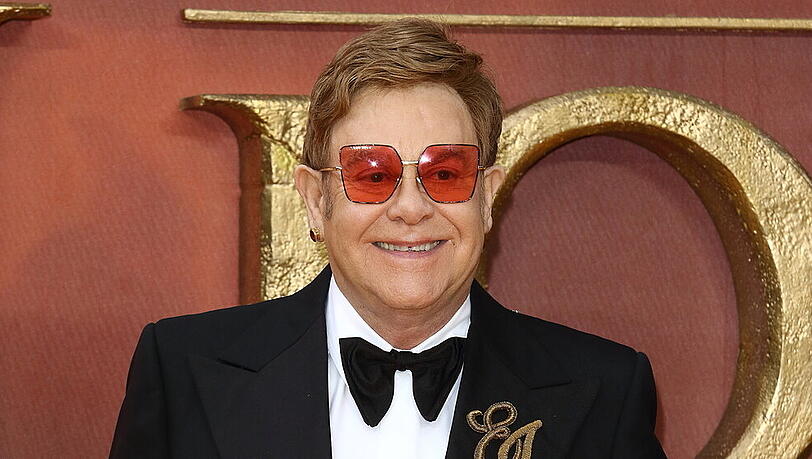 Elton John hatte eine schlimme Kindheit - seine Söhne sollen es besser haben Elton John hatte eine schlimme Kindheit - seine Söhne sollen es besser haben