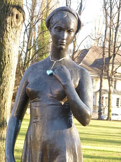Die Julia Statue am Shakespearplatz findet Barbara Oelbaum zeitlos schön - mit Glitzerschmuck.