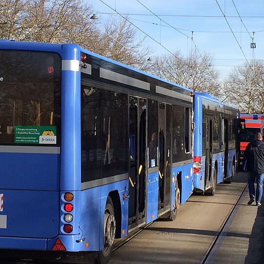 Am Donnerstagvormittag kam es zu einem heftigen Zusammenstoß zwischen einem Sattelzug und einem MVG-Bus.