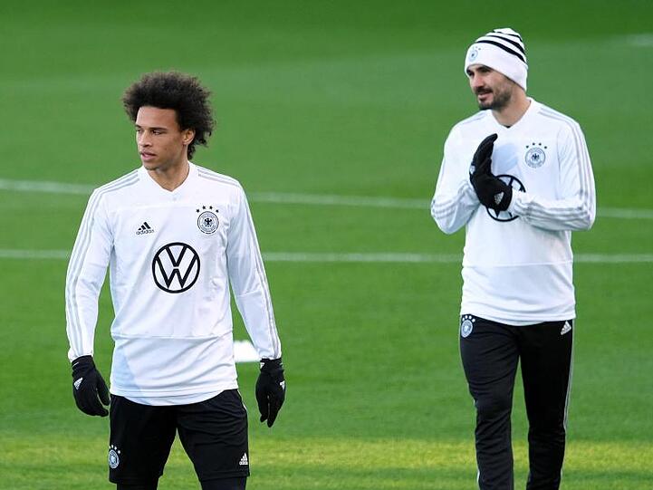 Leroy Sane (l) und Ilkay Gündogan traineren zusammen. Foto: Peter Steffen/dpa/Archivbild