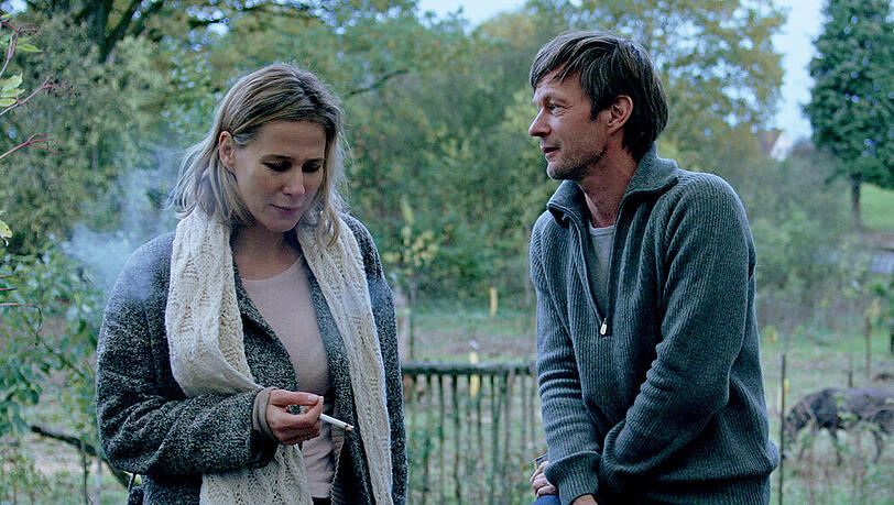 "Das freiwillige Jahr": Urs (Sebastian Rudolph) muss eine Affäre mit seiner Sprechstundenhilfe Nicole (Katrin Röver) managen "Das freiwillige Jahr": Urs (Sebastian Rudolph) muss eine Affäre mit seiner Sprechstundenhilfe Nicole (Katrin Röver) managen