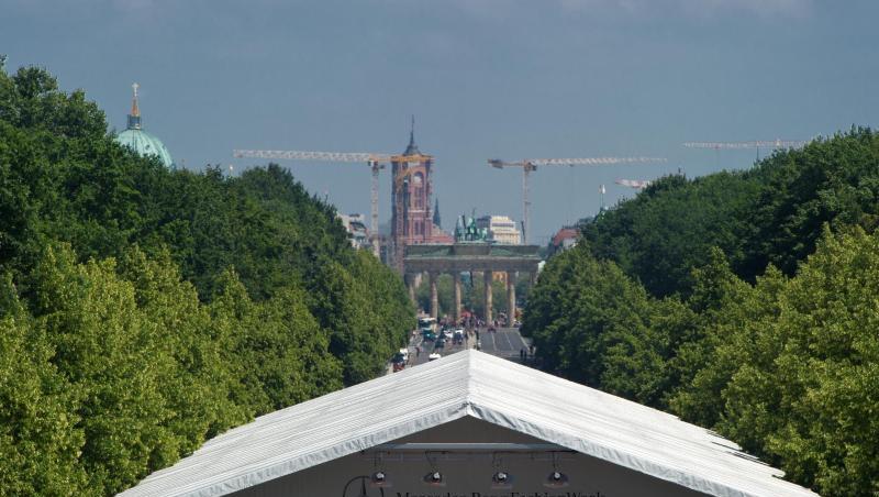 "Die Berlin Fashion Week findet weiterhin statt", teilte Wirtschaftssenatorin Ramona Pop mit. "Die Berlin Fashion Week findet weiterhin statt", teilte Wirtschaftssenatorin Ramona Pop mit.
