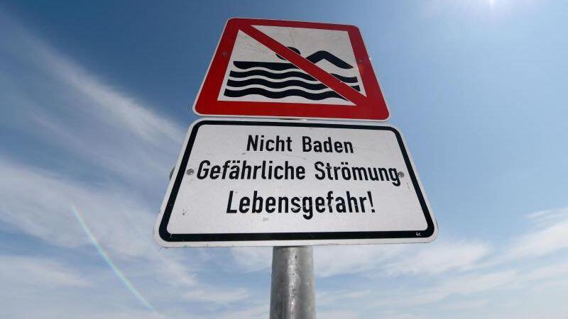 Ein Schild "Nicht Baden - Gefährliche Strömung - Lebensgefahr!" warnt die Besucher.