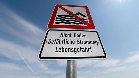 Ein Schild "Nicht Baden - Gefährliche Strömung - Lebensgefahr!" warnt die Besucher.