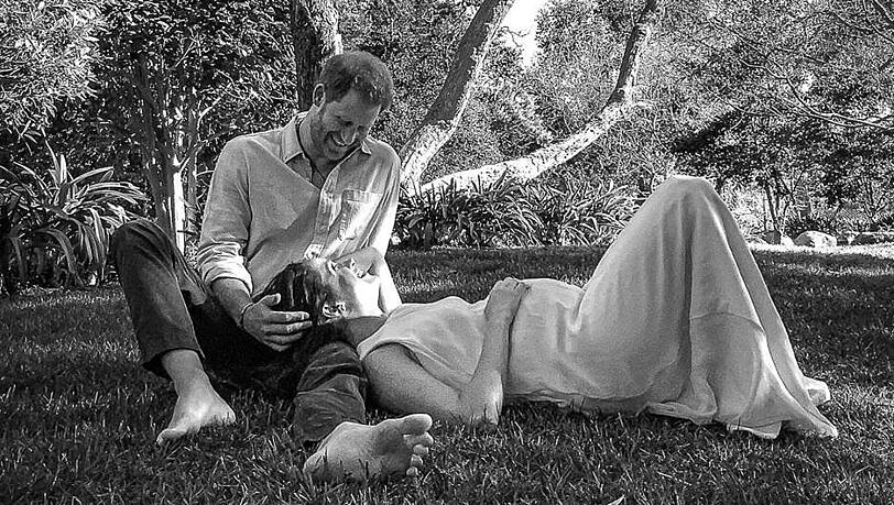 Dieses von Archewell herausgegeben undatierte Foto zeigt den britischen Prinzen Harry und seine Frau Herzogin Meghan in einer romantischen Pose in einem Park. Dieses von Archewell herausgegeben undatierte Foto zeigt den britischen Prinzen Harry und seine Frau Herzogin Meghan in einer romantischen Pose in einem Park.