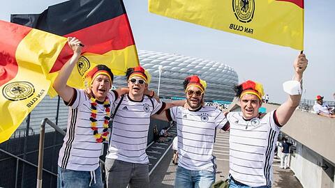 Fans der deutschen Fußballnationalmannschaft aus Ulm feiern vor dem Stadion.