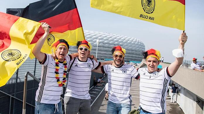Fans der deutschen Fußballnationalmannschaft aus Ulm feiern vor dem Stadion.
