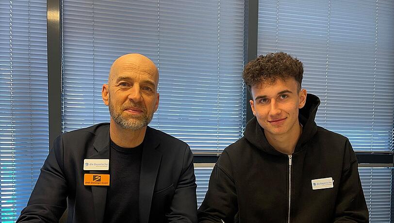 Sport-Geschäftsführer Günther Gorenzel und Innenverteidiger Michael Glück bei der Vertragsunterzeichnung. Sport-Geschäftsführer Günther Gorenzel und Innenverteidiger Michael Glück bei der Vertragsunterzeichnung.