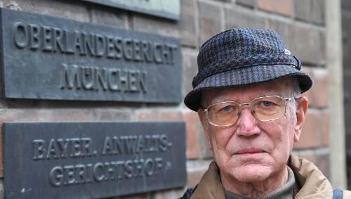 Strahlenopfer Heinz Dankenbring klagt gegen die Bundeswehr vor dem Oberlandesgericht. Strahlenopfer Heinz Dankenbring klagt gegen die Bundeswehr vor dem Oberlandesgericht.