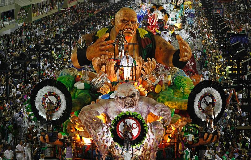 In der Stadt am Zuckerhut ist der "Carnaval 2012" auf seinem Höhepunkt: Zehntausende Tänzer, Tänzerinnen und Trommler zogen in der Nacht zum Dienstag erneut mit riesigen Motivwagen durch Rios Sambódromo an begeisterten Zuschauern vorbei - sehen Sie hier die Bilder...