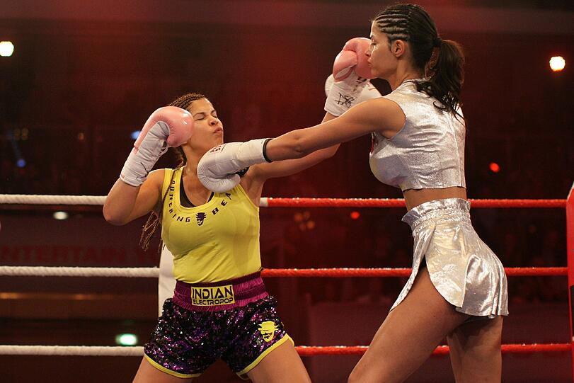 Da flogen die Fäuste: Indira Weis und Micaela Schäfer beim Großen Promiboxen.