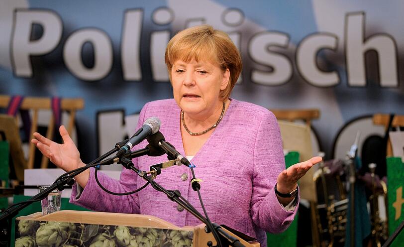 Oans, zwoa, gsuffa. Auf dem Gillamooser Volksfest pflegt Angela Merkel bayerische Gewohnheiten.
