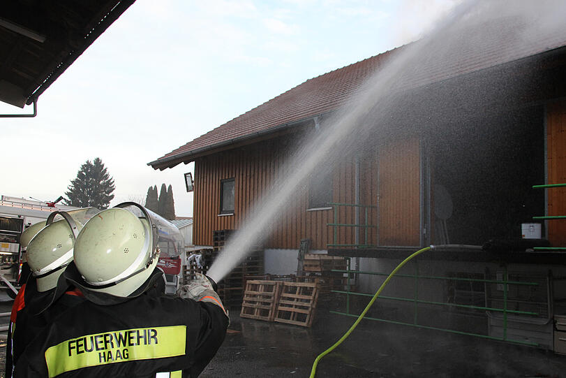 Brand in einer Lagerhalle in St. Wolfgang. Wir haben die Bilder...