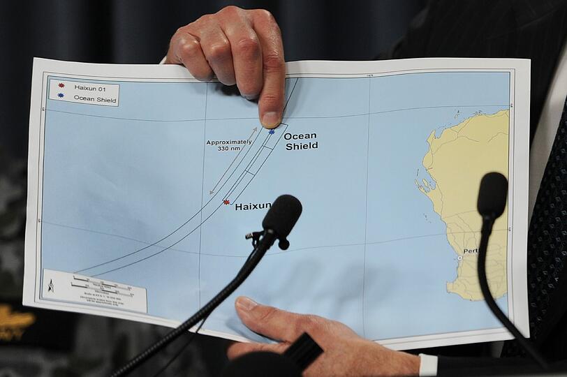 Angus Houston, oberster Koordinator der Suche nach der verschollenen Malaysia Airlines Maschine MH370 zeigt bei einer Pressekonferenz in Perth auf einer Karte das Gebiet, auf dem die Suchmannschaften die Blackbox des Flugzeugs vermuten.