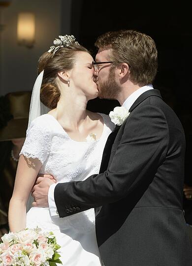 Der Hochzeitskuss! Prinz Franz Clemens von Altenburg und seine frisch angetraute Frau Prinzessin Eleonore