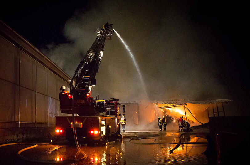 Die Bilder vom Feuerwehreinsatz beim Großbrand der Lagerhalle in Fridolfing.