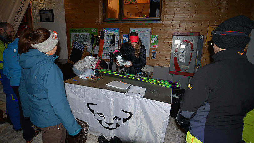 Die 26-jährige Isabela von Dynafit kümmert sich am Hirschberg um den Equipmentverleih.