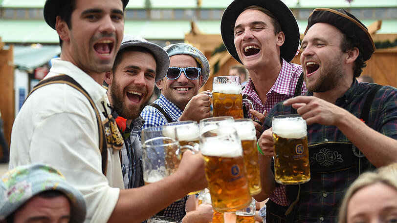 Bier-Seligkeit in den Zelten.