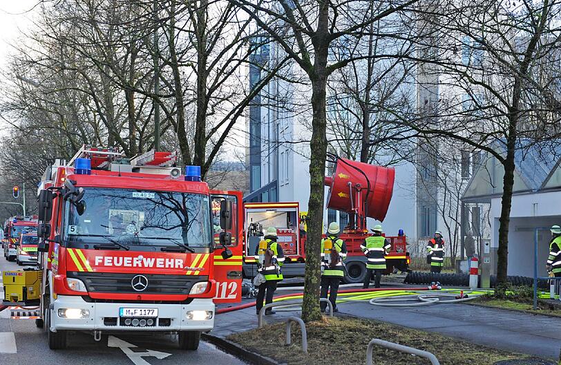 Nachdem der Brand gelöscht war, musste die Feuerwehr den Rauch aus der Tiefgarage saugen.