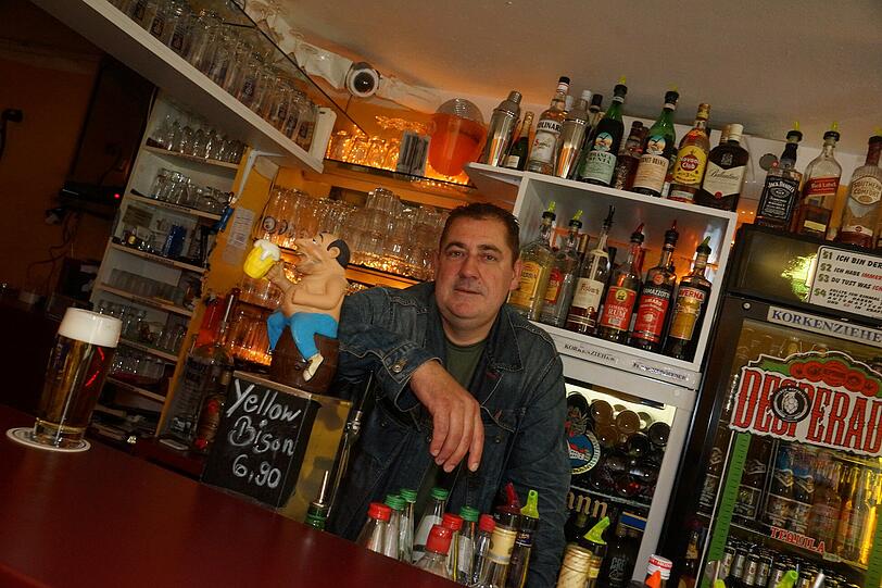 Steht seit zehn Jahren im Flaschenöffner hinter dem Tresen: Besitzer Bernard Kozic.