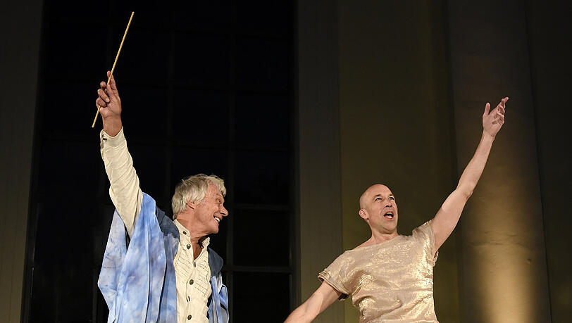 Sie haben den Sturm überstanden: Gunnar Petersen als Prospero (l.) und Sven Schöcker als Ariel. Sie haben den Sturm überstanden: Gunnar Petersen als Prospero (l.) und Sven Schöcker als Ariel.