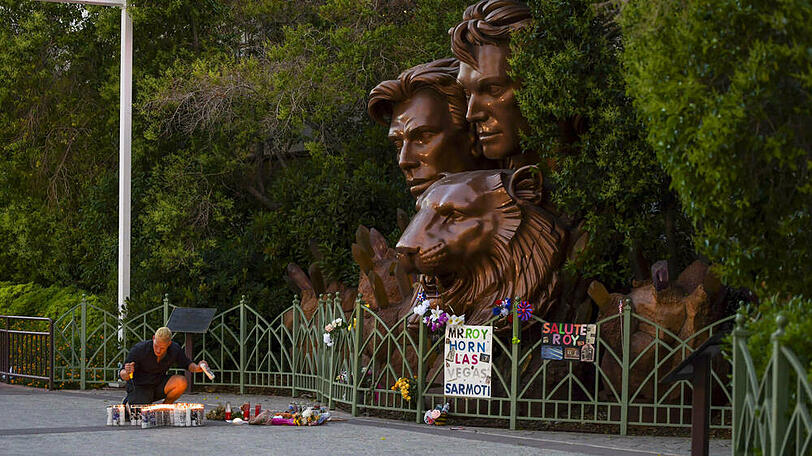 Trauernde Fans legen auf dem Las Vegas Strip vor einem Siegfried-und-Roy-Denkmal Kerzen nieder.