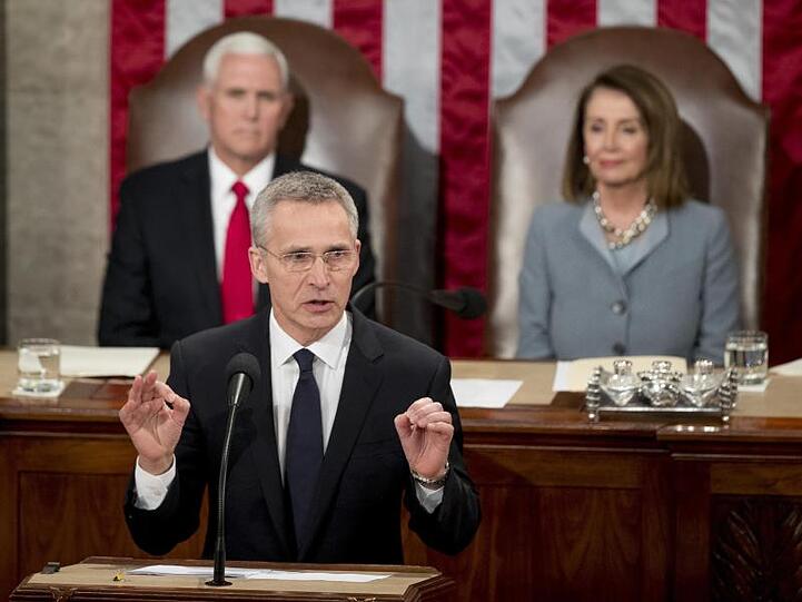 Nato-Generalsekretär Jens Stoltenberg spricht vor dem US-Kongress in Washington. Hinter ihm: Nancy Pelosi, Sprecherin des US-Repräsentantenhauses und Vizepräsident Mike Pence.