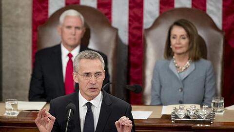 Nato-Generalsekretär Jens Stoltenberg spricht vor dem US-Kongress in Washington. Hinter ihm: Nancy Pelosi, Sprecherin des US-Repräsentantenhauses und Vizepräsident Mike Pence.