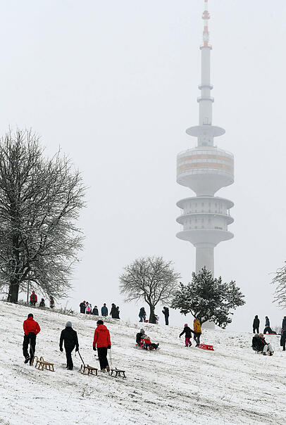 Auch am Olympiaberg waren viele mit Schlitten unterwegs. Auch am Olympiaberg waren viele mit Schlitten unterwegs.