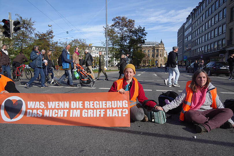 Am Donnerstagvormittag haben sich Klimaaktivisten der "Letzten Generation" am Karlsplatz auf der Straße festgeklebt.