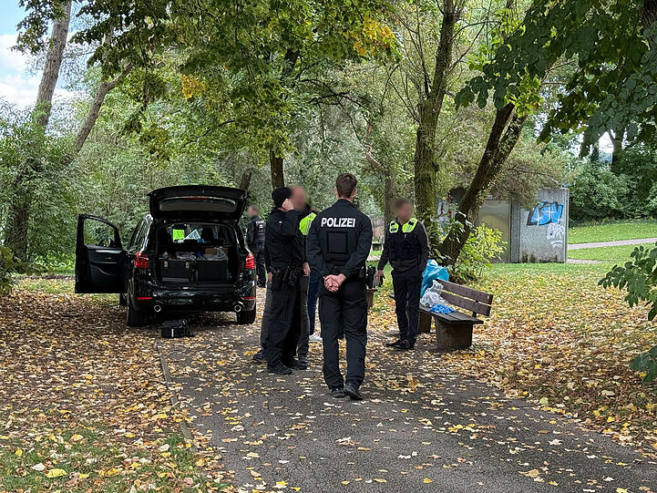 Die Polizei geht davon aus, dass es sich bei dem Toten, der nach den Explosionen und dem Brand am Lerchenauer See gefunden worden ist, auch um den Tatverdächtigen handelt.