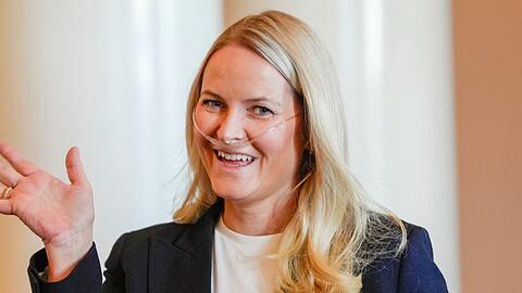 Am 10. April wurde Mette-Marit bei einem Termin erstmals mit einer mobilen Sauerstoffversorgung gesehen.