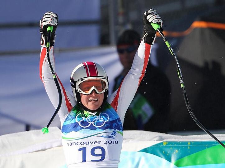 Andrea Fischbacher jubelt im Ziel nach dem Super-G in Whistler.