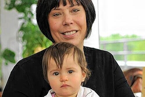 Power-Frauen unter sich: Tanja Buber mit Mia-Sophie (r.). Hauswirtschafterin Renate Schätz (l. Bild, l.) berät Gordana Catic.
