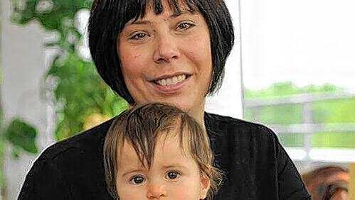 Power-Frauen unter sich: Tanja Buber mit Mia-Sophie (r.). Hauswirtschafterin Renate Schätz (l. Bild, l.) berät Gordana Catic. Power-Frauen unter sich: Tanja Buber mit Mia-Sophie (r.). Hauswirtschafterin Renate Schätz (l. Bild, l.) berät Gordana Catic.