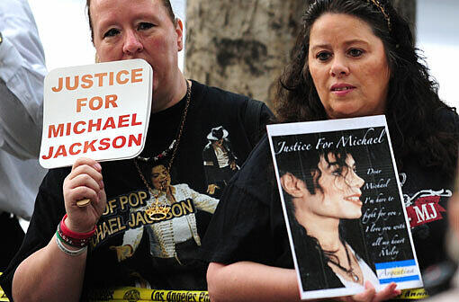Michaels Fans sind sich sicher, dass der King of Pop nicht durch eigenes Verschulden starb. Sie fordern vor dem Gerichtsgebäude mit Plakaten und Bannern "Gerechtigkeit für Michael" und...