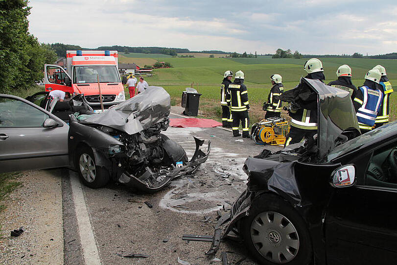 Frontalzusammenstoß: Ein VW und ein Seat krachen im Landkreis Landshut zusammen. Drei Menschen werden verletzt, zwei davon schwer.