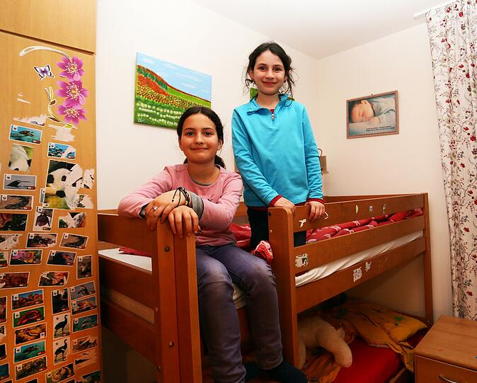 Total happy seit dem Umzug in die große Wohnung: Celia (9) und ihre Schwester Sara (8).